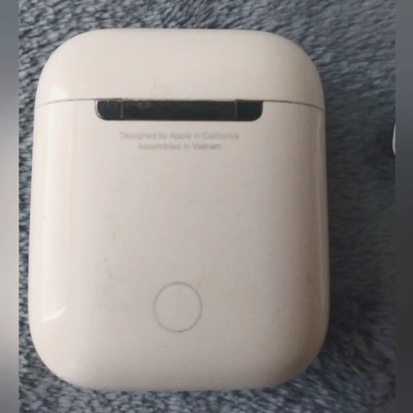 White Apple Airpods 2nd Generation Lightening Charging Case 100% Authentic